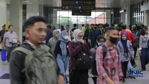 Dua Kali Anjlok dalam Sehari, Stasiun Manggarai Kembali Padat di Jam Pulang Kerja