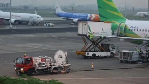 Harga Avtur Melonjak 6,5%, Kemenhub Longgarkan Batas Fuel Surcharge: Tiket Pesawat Siap Terbang Lebih Mahal?