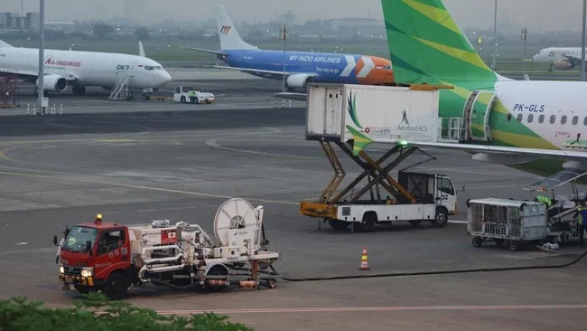 Harga Avtur Melonjak 6,5%, Kemenhub Longgarkan Batas Fuel Surcharge: Tiket Pesawat Siap Terbang Lebih Mahal?