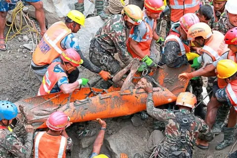 Dua Pekerja PLTA Selamat Setelah 10 Hari Terjebak di Terowongan Nepal: Harapan di Tengah Tragedi Himalaya