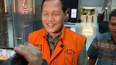 Senyum di Tengah Borgol: Bupati Nonaktif Muara Enim Kembali Diperiksa KPK dalam Dua Kasus Korupsi