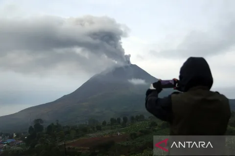 Status Siaga Gunung Sinabung Naik, BNPB Desak Warga Karo Segera Mengungsi
