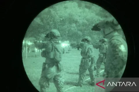 Latihan Menembak Malam Super Garuda Shield: TNI dan Marinir Empat Negara Asah Kemampuan Tempur di Lampung