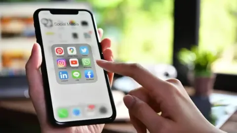 Korban Doxing Gugat UU ITE ke MK, Desak Verifikasi Identitas Pengguna Medsos