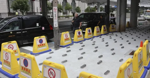 Protes 'Arsitektur Permusuhan' di Osaka: Blok Beton di Stasiun JR Dinilai Usir Tunawisma