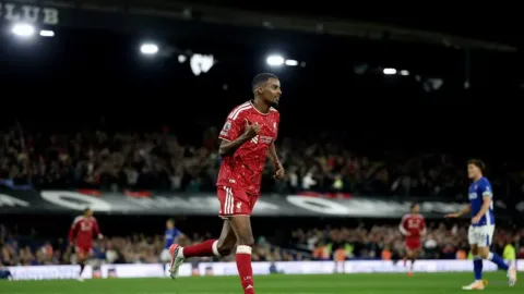 Dua Gol Cepat Isak Bawa Liverpool Raih Kemenangan Perdana di Bawah Andoni Iraola