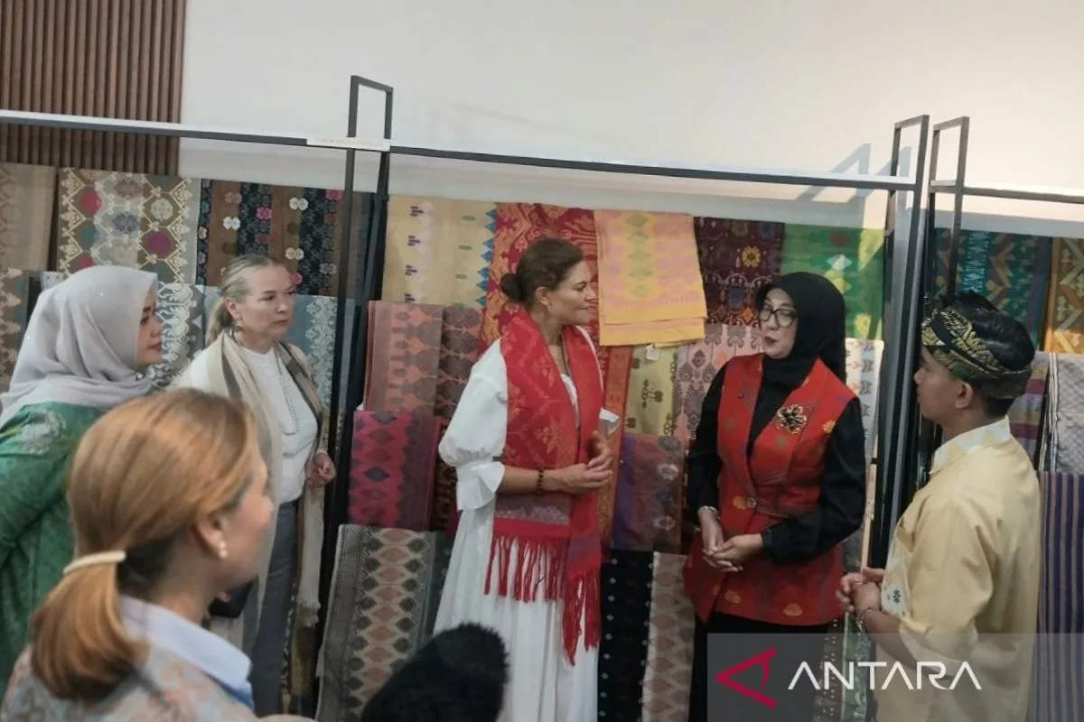 Putri Mahkota Swedia Borong Tenun dan Mutiara NTB, Isyarat Pasar Eropa untuk Wastra Nusantara