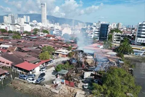 Kebakaran Tengah Malam di George Town Hanguskan Lima Ruko, Chew Jetty Selamat