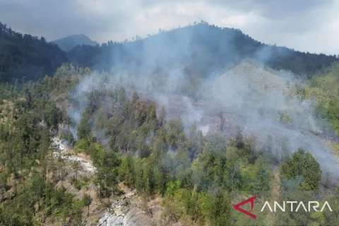 Siaga 14 Hari: Banyuwangi Kerahkan Water Bombing Cegah Karhutla Meluas di Kawah Ijen