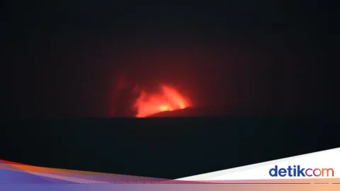 Anak Krakatau Muntahkan Lava Air Mancur: Dentuman Terdengar hingga Pos Pantau Pasauran
