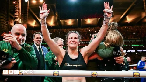 Katie Taylor Pensiun Sempurna: Kalahkan Pili di Depan 80.000 Penonton Croke Park