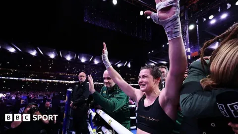 Katie Taylor Pensiun Sempurna: Kalahkan Pili di Depan 80.000 Penggemar, Rebut Gelar Juara Dunia