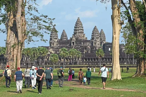 Kunjungan Turis Asing ke Kamboja Anjlok 46%: Dampak Penipuan Online dan Konflik Global