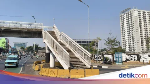 JPO Cawang yang Membingungkan: Tangga Berujung di Tengah Jalan, Pejalan Kaki Terpaksa Nyeberang Lagi