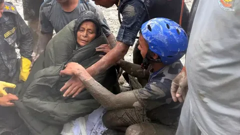 Keajaiban di Nepal: Perempuan 64 Tahun Ditemukan Hidup Setelah 10 Hari Terkubur Lumpur