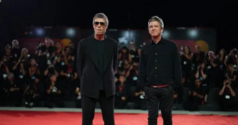 Oasis Rilis Film Dokumenter Reuni di Venesia: Rekonsiliasi Dua Bersaudara yang Menggetarkan