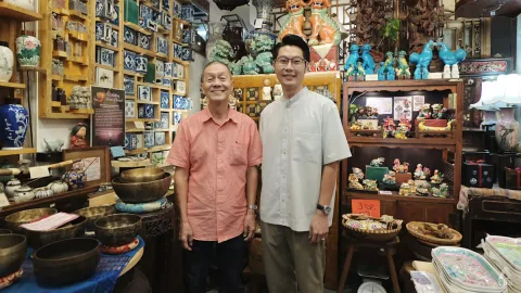 Lampu dari Benda Tua: Kisah Ayah-Anak Menghidupkan Antik di Tengah Gempuran Pasar Modern