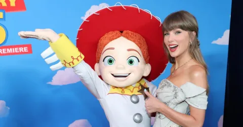 Taylor Swift Bongkar Makna Ganda Lagu 'I Knew It, I Knew You': Lebih dari Sekadar Lagu Anak
