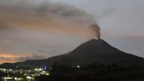 Status Siaga Gunung Sinabung Dipertahankan, Ancaman Lahar Dingin Mengintai saat Musim Hujan