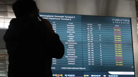 Erupsi Anak Krakatau Melumpuhkan Tujuh Bandara, Picu Petir Vulkanik dan Gangguan Geomagnetik