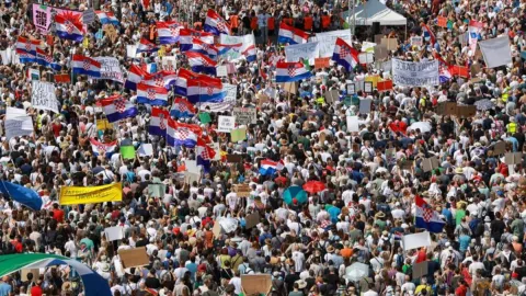 Aksi Massal di Zagreb: Warga Kroasia Desak Pembersihan 37.000 Ton Limbah Beracun