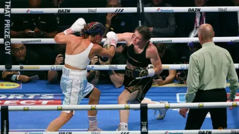 Katie Taylor Pensiun Sempurna: Kalahkan Flora Pili di Depan 83.000 Penonton, Tutup Karier sebagai Juara Tak Terkalahkan