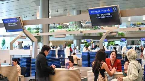 Abu Vulkanik Anak Krakatau Lumpuhkan Penerbangan Singapura–Jakarta: Ribuan Penumpang Terlantar