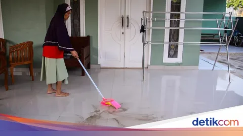 Erupsi Anak Krakatau: Abu Vulkanik Menerpa Bogor, Warga Berjibaku Membersihkan Endapan