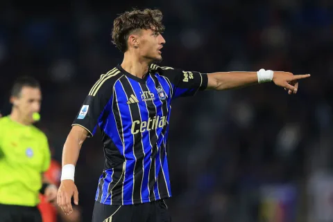 Terungkap: Bek Muda Pisa Rosen Bozhinov Pingsan di Lapangan karena Dehidrasi, Laga Serie B Sempat Dihentikan