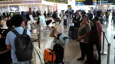 Abu Krakatau Kian Meluas, Delapan Bandara Ditutup Hingga Tengah Malam