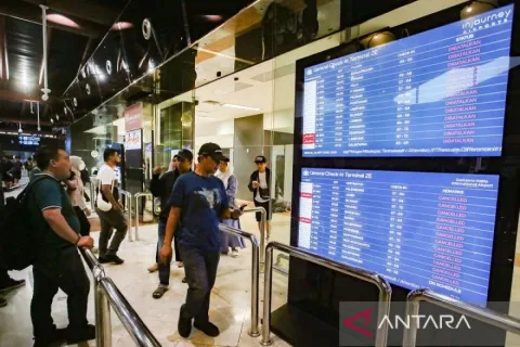 Abu Vulkanik Anak Krakatau Lumpuhkan 8 Bandara, Penutuan Diperpanjang Hingga Tengah Malam