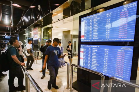 Abu Vulkanik Anak Krakatau Lumpuhkan 8 Bandara, Penutuan Diperpanjang Hingga Tengah Malam