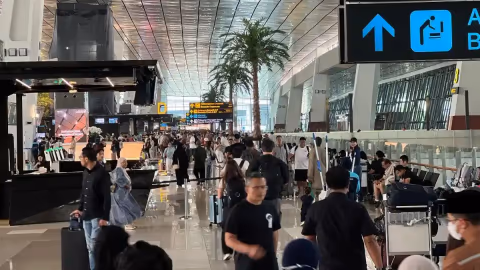 Paper Test Bandara Soetta Masih Positif Abu Vulkanik, 35.000 Penumpang Terlantar: Kapan Normal?