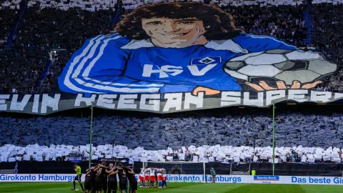 Tifo Spektakuler Hamburg untuk Kevin Keegan: Warisan 'Mighty Mouse' yang Abadi