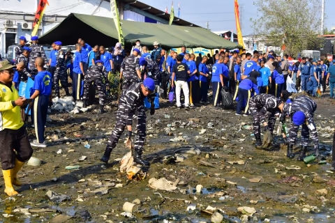 HUT ke-81 TNI AL: Aksi Bersih Laut Muara Angke Jadi Momentum Perkuat Ekonomi Pesisir