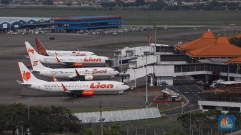 Erupsi Anak Krakatau Lumpuhkan Penerbangan: Lion Group Batalkan 200+ Rute dari Jakarta