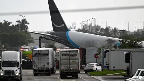 Pesawat Kargo Amazon Keluar Landasan di Miami, Tabrak Kendaraan dan Terbakar