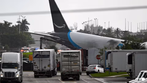 Pesawat Kargo Amazon Keluar Landasan di Miami, Tabrak Kendaraan dan Terbakar