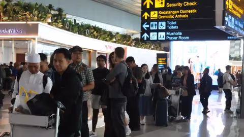 Abu Vulkanik Anak Krakatau Lumpuhkan Penerbangan Soekarno-Hatta hingga Senin Pagi
