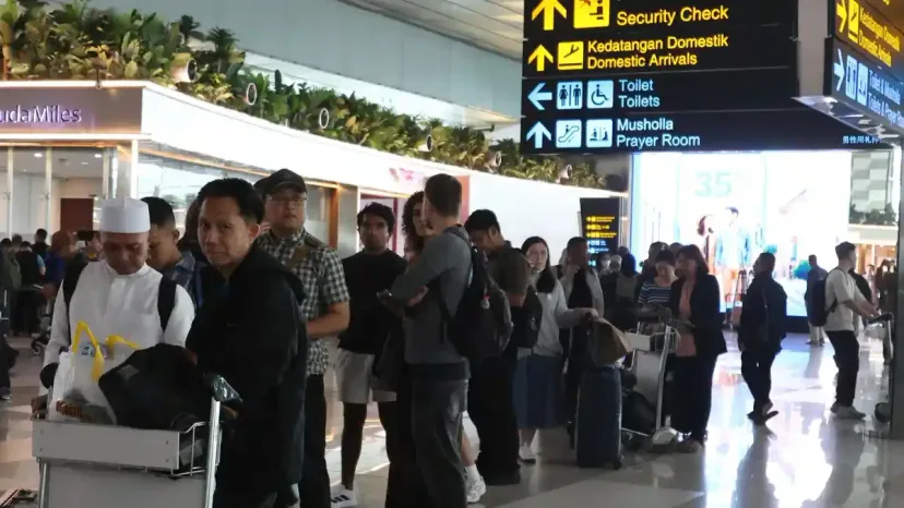 Abu Vulkanik Anak Krakatau Lumpuhkan Penerbangan Soekarno-Hatta hingga Senin Pagi