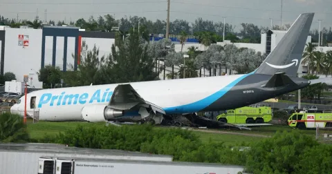 Kecelakaan Pesawat Kargo Amazon di Miami: Lima Tewas, Operasional Bandara Lumpuh