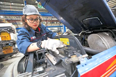 Satu-satunya Teknisi Wanita di Depo Rapid Rail: Menembus Dominasi Pria di Industri Berat