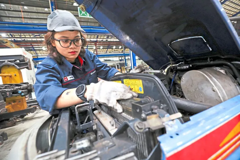 Satu-satunya Teknisi Wanita di Depo Rapid Rail: Menembus Dominasi Pria di Industri Berat