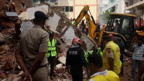 Runtuhnya Indekos Tua di New Delhi: Satu Tewas, Enam Selamat, Tim SAR Masih Sisir Reruntuhan