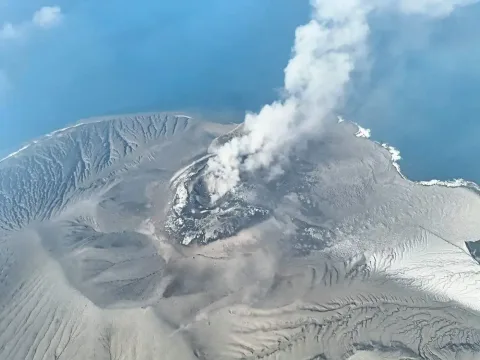 Letusan Anak Krakatau Lumpuhkan Penerbangan: 301 Pesawat Terdampak, Jakarta Jadi Pusat Kekacauan