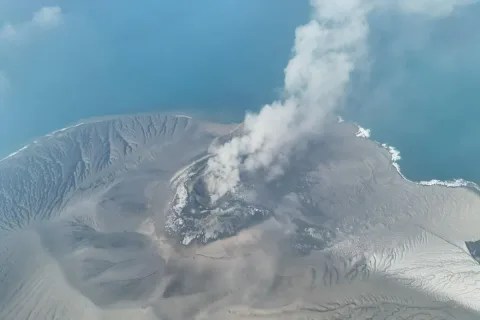 BNPB Siagakan Teknologi Hujan Buatan untuk Bersihkan Abu Krakatau, Penerbangan Masih Lumpuh