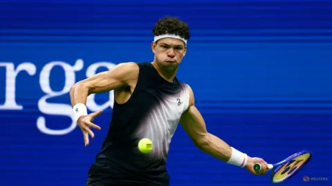 Shelton Jinakkan Tsitsipas, Tantang Alcaraz di Perempat Final AS Terbuka