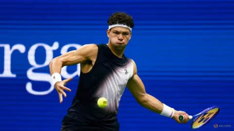 Shelton Jinakkan Tsitsipas, Tantang Alcaraz di Perempat Final AS Terbuka