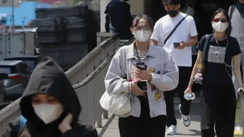 Waspada Abu Vulkanik: Kemenkes Tekankan Masker N95 dan Medis, Ini Alasannya