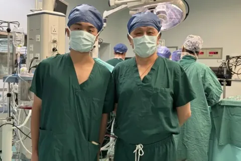 Dokter yang Menyelamatkannya 19 Tahun Lalu, Kini Menjadi Rekan Sejawatnya: Kisah Huang Hongxin